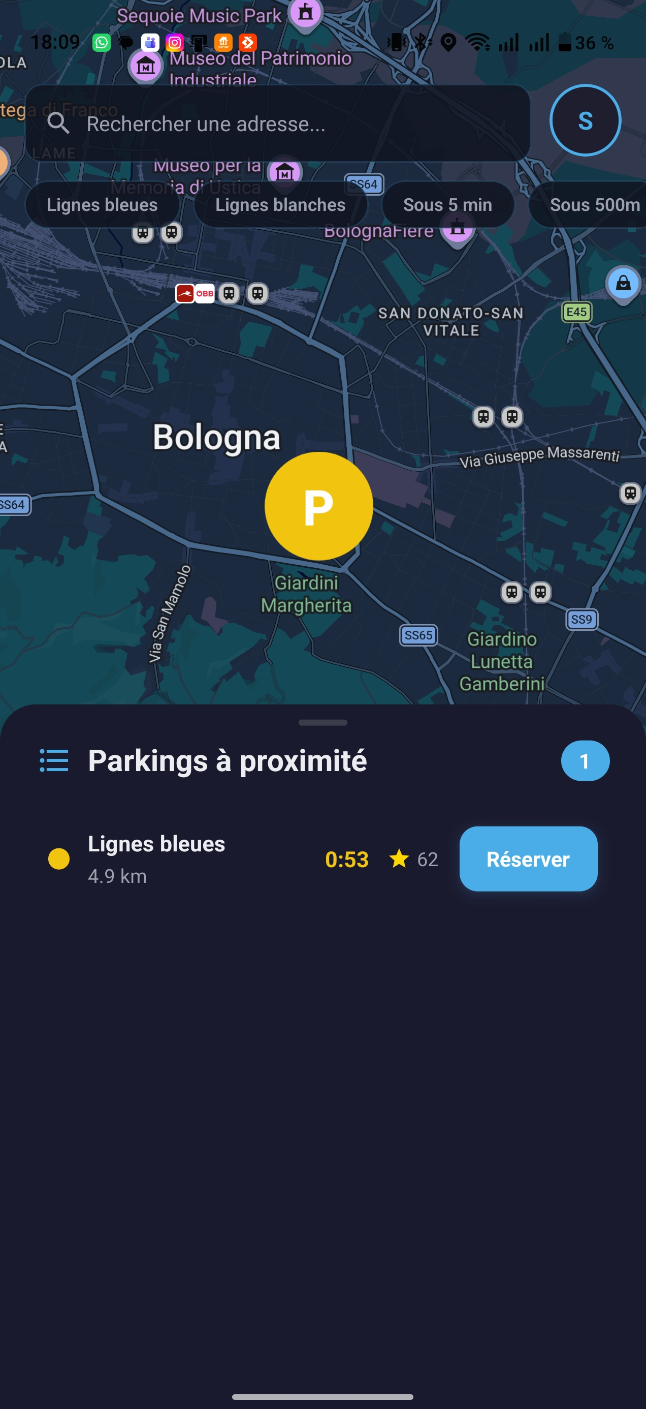Écran de la carte avec les places de parking disponibles